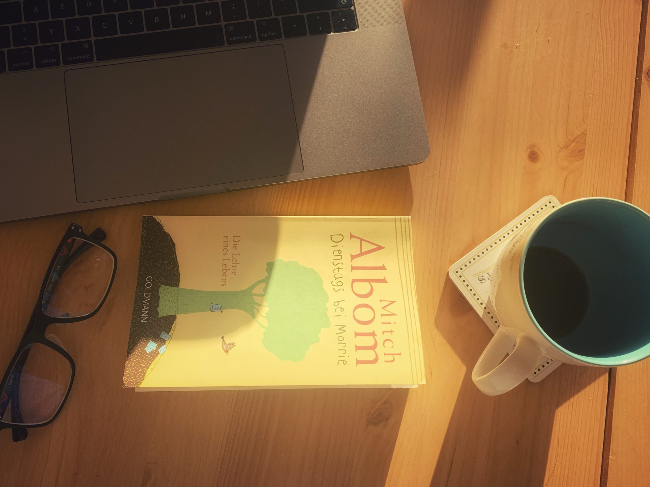 كتاب، قهوة ونظارة
